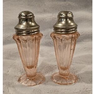 Vintage Jeannette Glass‎ Pink "Sierra Pinwheel" Salt & Pepper Shaker Set